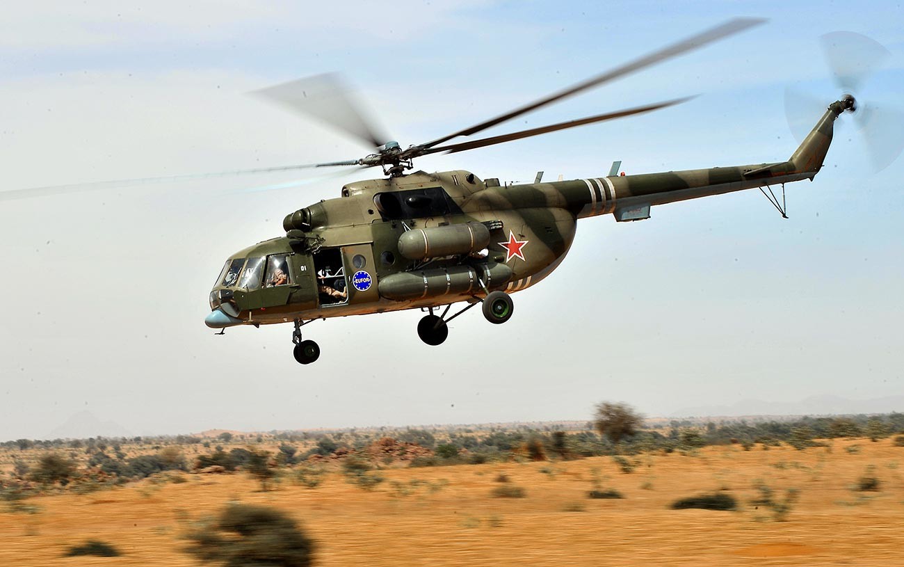 Un hélicoptère russe MI-18 patrouille dans l'Est du Tchad, le 13 mars 2009
