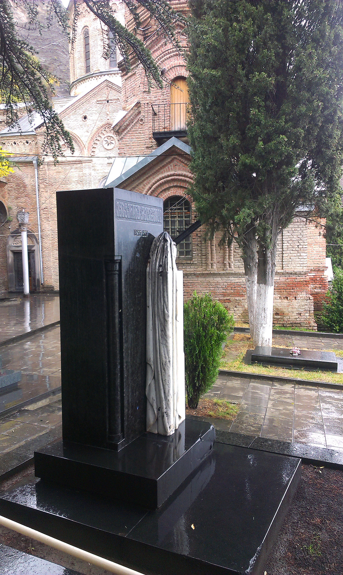 A tombstone on Geladze's grave.