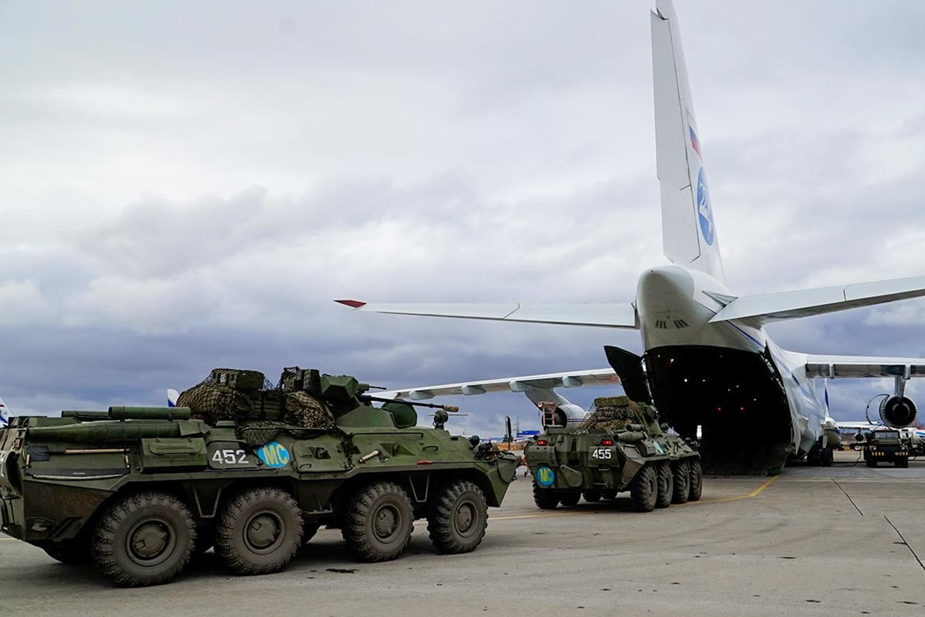 Ruski mirovniki po prispetju na letališču v Jerevanu