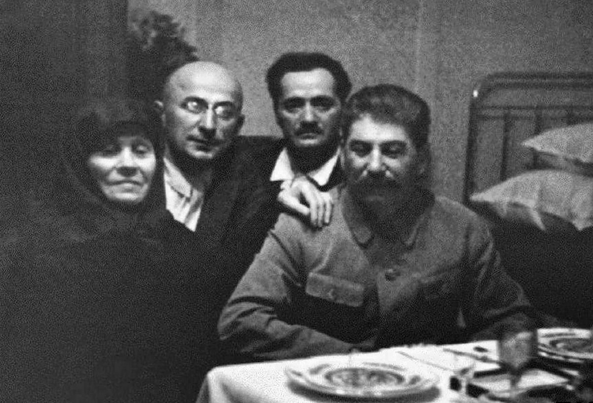 Jekaterina Georgijevna Geladze, Lavrentij Pavlovič Berija, Nestor Apolonovič Lakoba i Josif Visarionovič Staljin u Tbilisiju. Fotografija iz 1935.