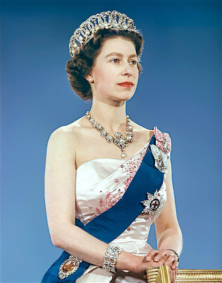 Elizabeth 2ª com a tiara que pertencia a Pavlovna