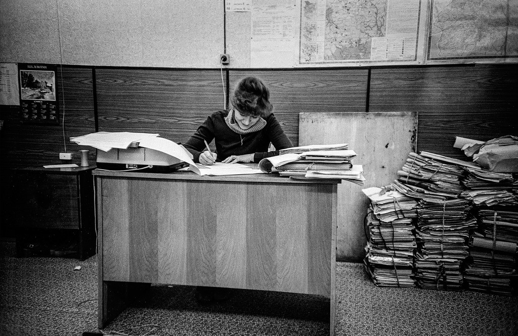 Seorang insinyur perempuan sedang bekerja, 1982.