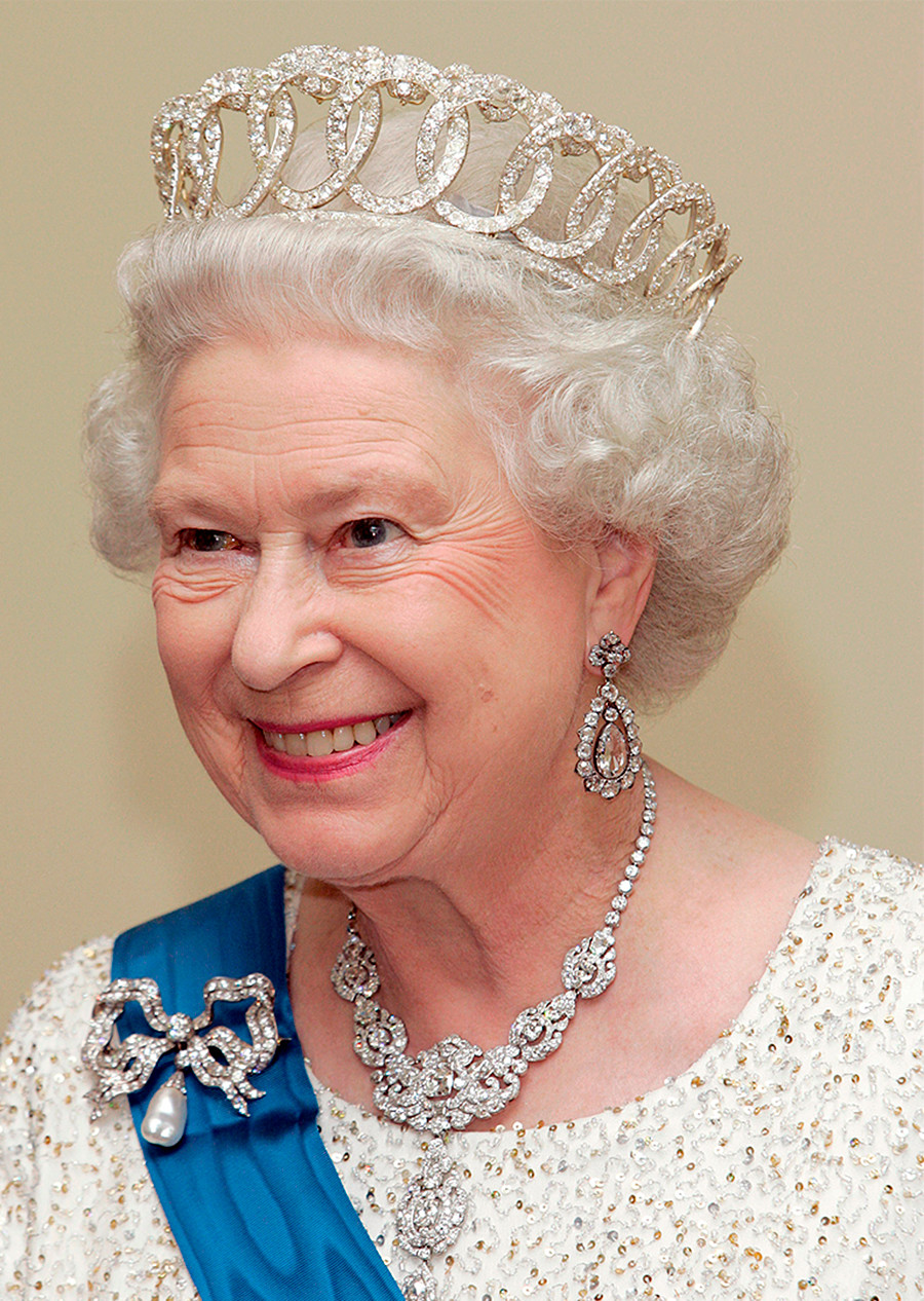 Isabel II con una tiara 