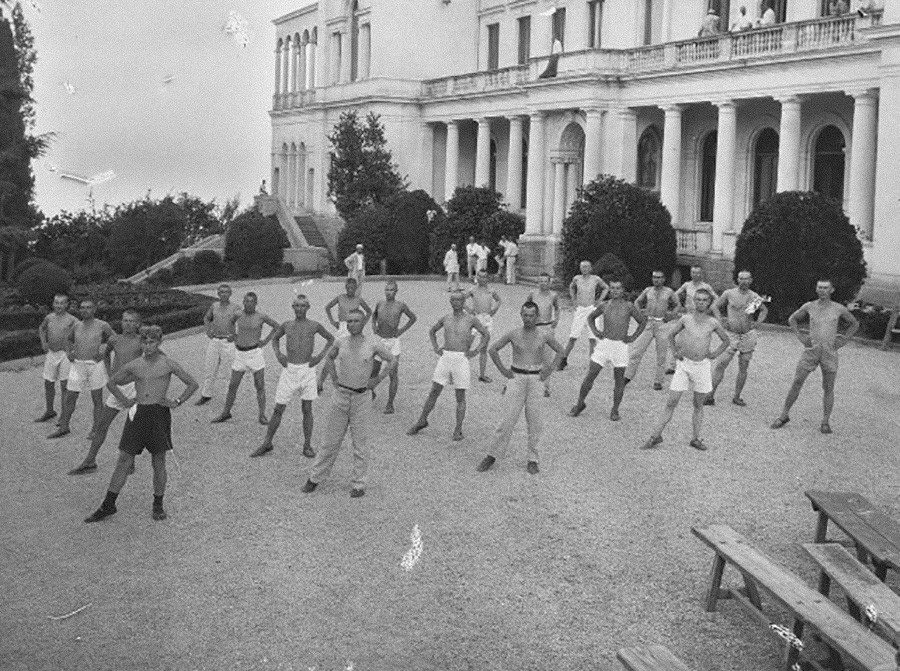 Des paysans effectuant des exercices matinaux dans un sanatorium aménagé dans un ancien palais impérial 