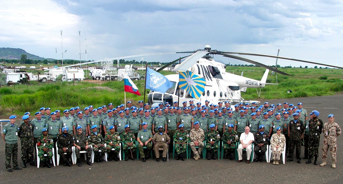 Награждаване на личния състава на руската авиационна група с медали на ООН 