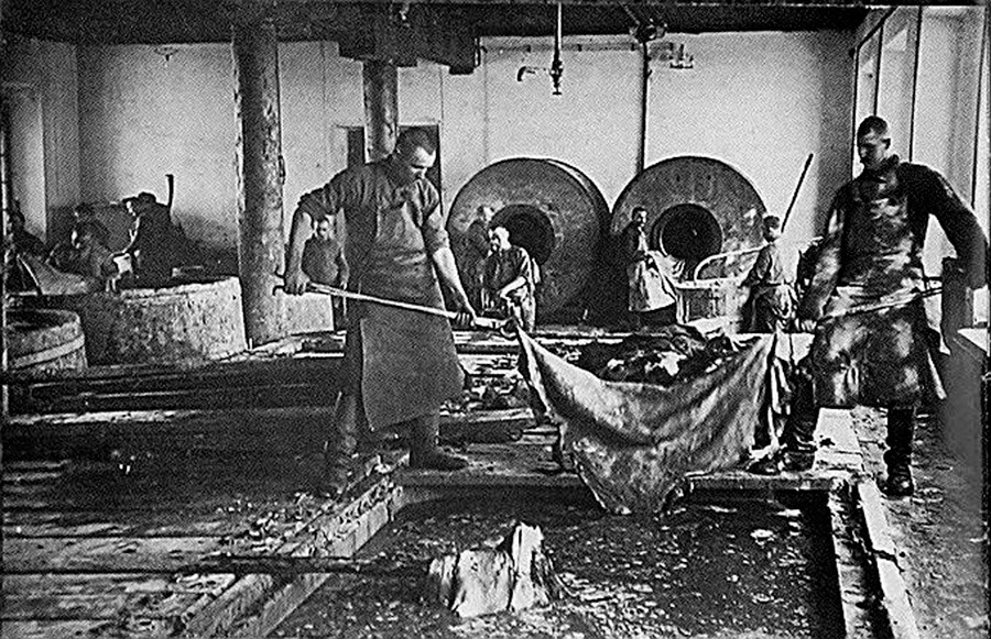 Prigionieri delle Solovki lavorano la pelle