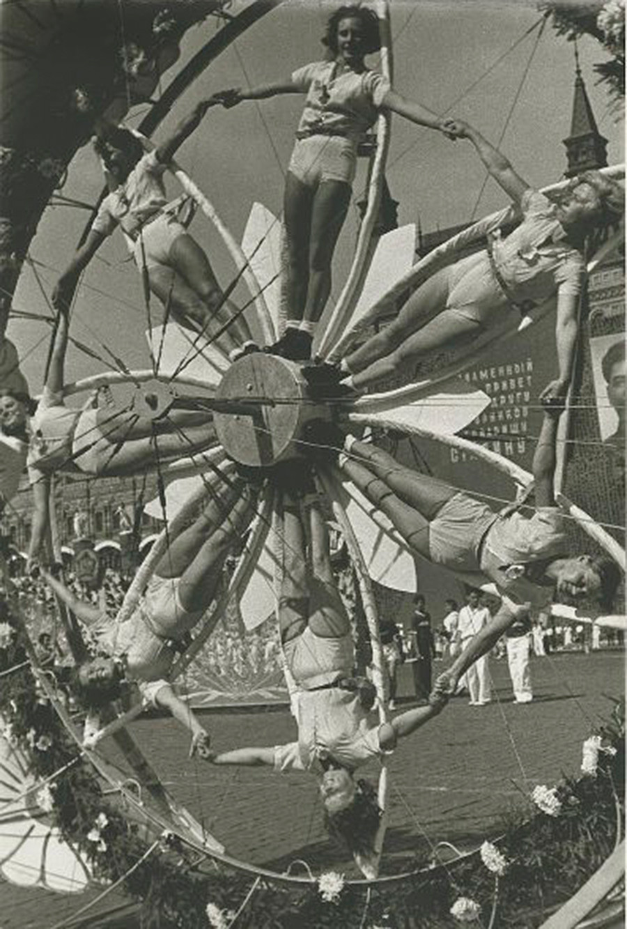 Група гимнастичарки изводи своју тачку, 1936