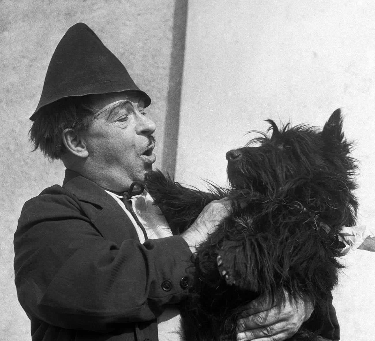 La spalla di Rumjantsev sul palco, Scottish Terrier, chiamato “Kljaksa” (“Macchia”)