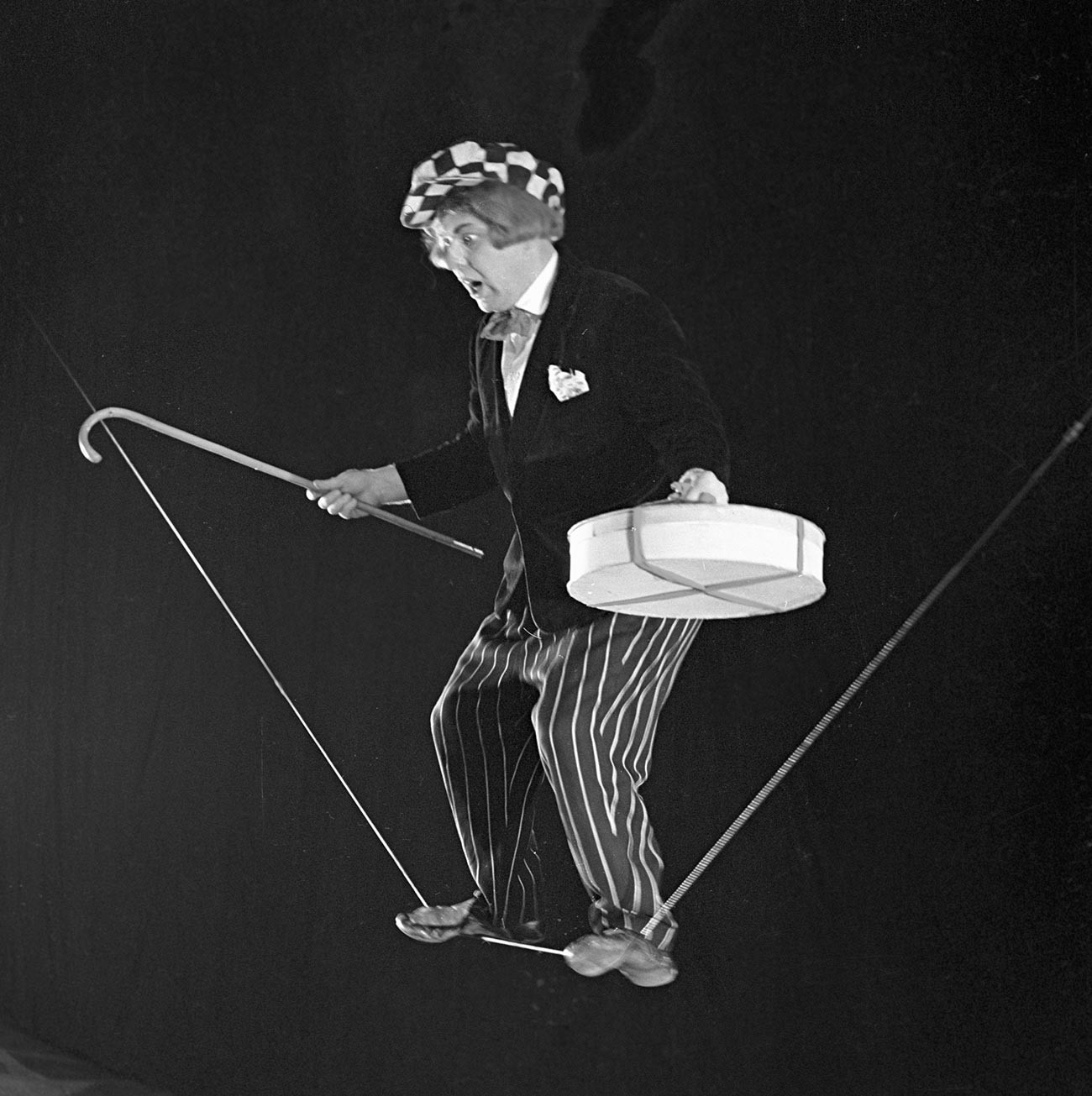La prima esperienza professionale di Oleg Popov nel circo fu quella di un “eccentrico funambolo”