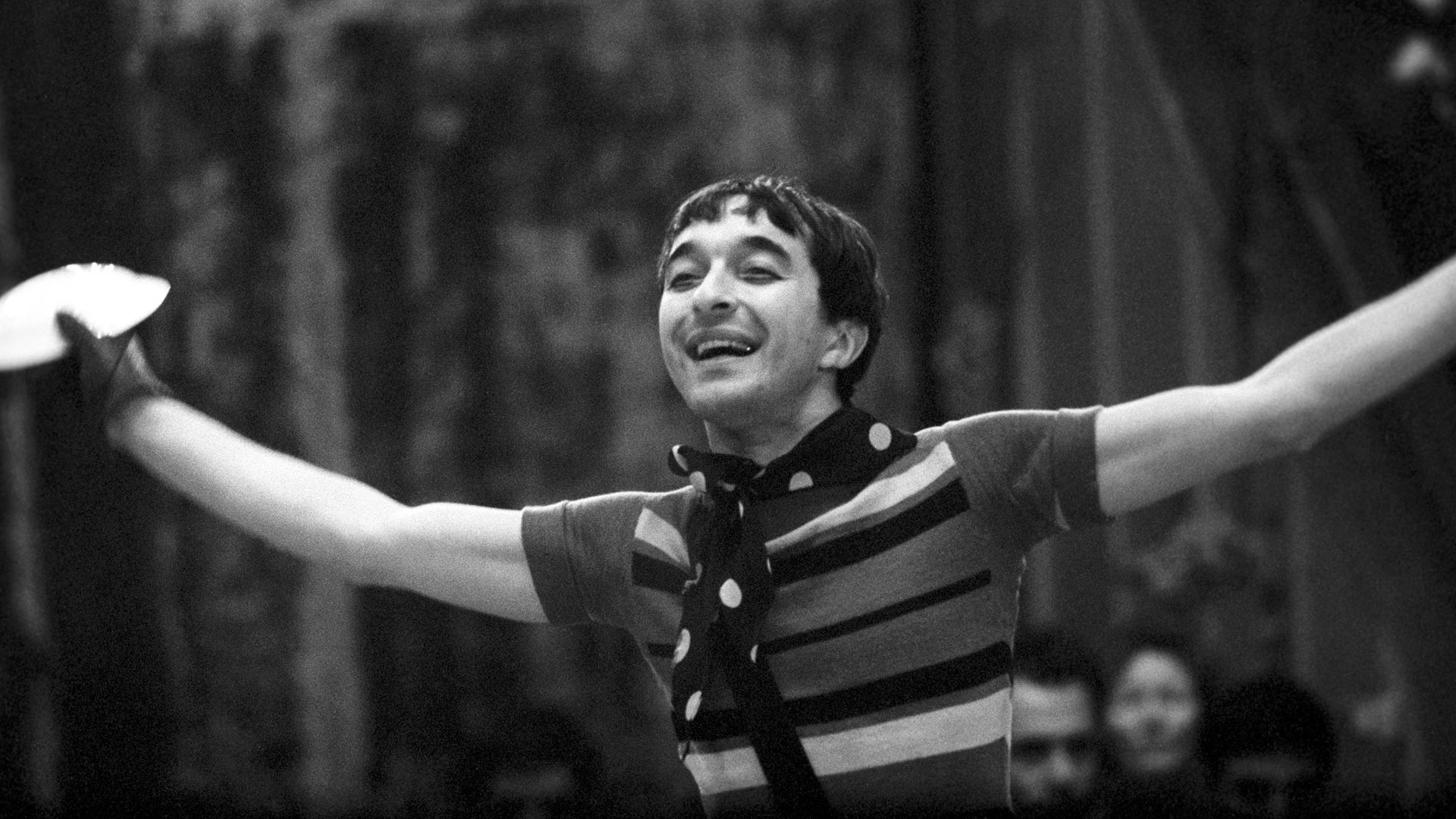Nel 1964 vinse il primo premio al Concorso Europeo di Clown a Praga