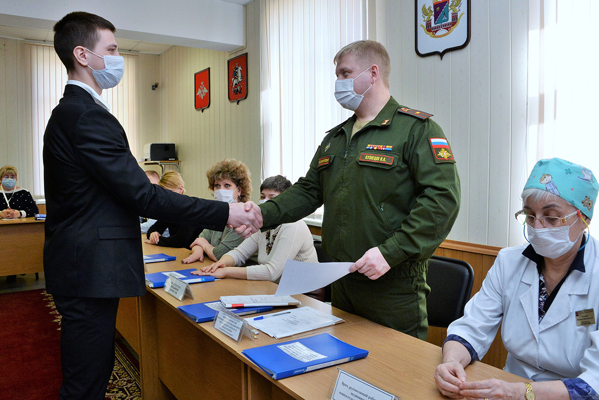 Regrut za vrijeme liječničkog pregleda u ujedinjenom vojnom povjerenstvu (odjelu) Čertanovskog rajona Južnog administrativnog okruga Moskve.
