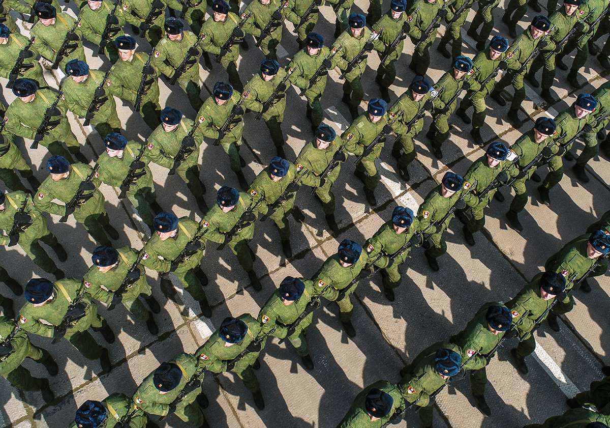 Vojnici Zasebne divizije za operativne namjene Federalne službe trupa nacionalne garde Ruske Federacije na probi Parade Pobjede na vojnom poligonu Alabino.

