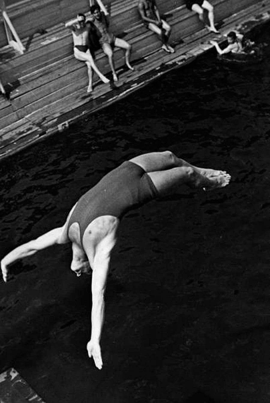 Il nuoto e le gare di tuffi erano incredibilmente popolari. Nella foto, un nuotatore si tuffa dal trampolino, 1934