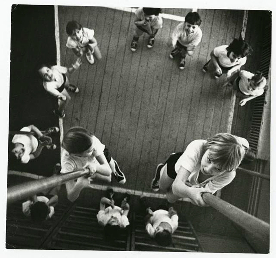 Il programma di educazione fisica prevedeva l’arrampicata. In questa foto, due ragazze si sfidano a chi arriva in alto per prima, 1973