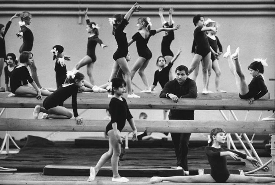 La ginnastica artistica occupava un posto di rilievo; durante le lezioni di educazione fisica ci si allenava con il cavallo e le parallele; negli anni la Russia ha “sfornato” ginnasti professionisti di altissimo livello. Un gruppo di giovani ginnaste durante un allenamento, 1964