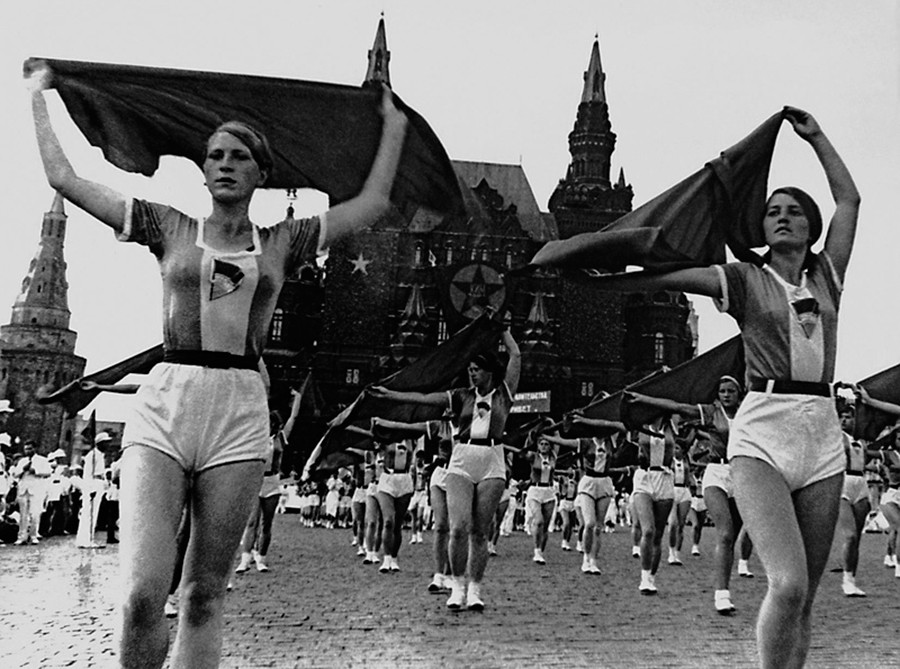 Ogni anno sulla Piazza Rossa di Mosca si tenevano grandi parate di educazione fisica. Gli atleti sfilavano con bandiere e striscioni davanti ai leader sovietici che seguivano lo spettacolo dal mausoleo di Lenin. Nella foto, le atlete sventolano le bandiere, 1936