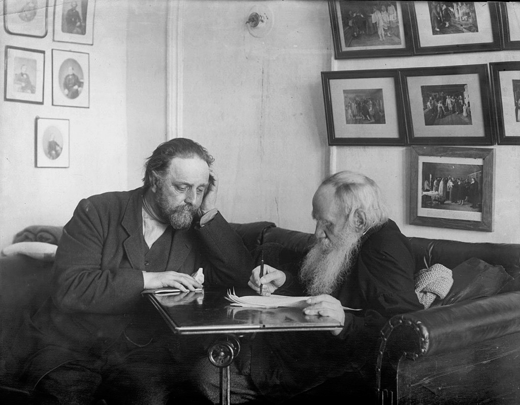 Лев Толстой и Владимир Чертков в кабинете яснополянского дома