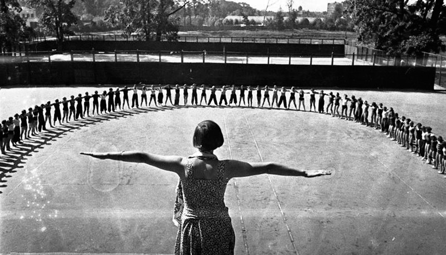 あらゆる子供キャンプや保養地、軍で必ず行われた朝の体操、1936年
