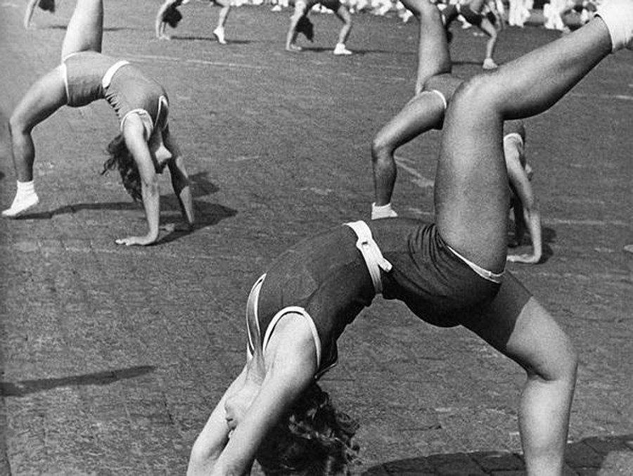 多くの女性選手らによる演技、1936年