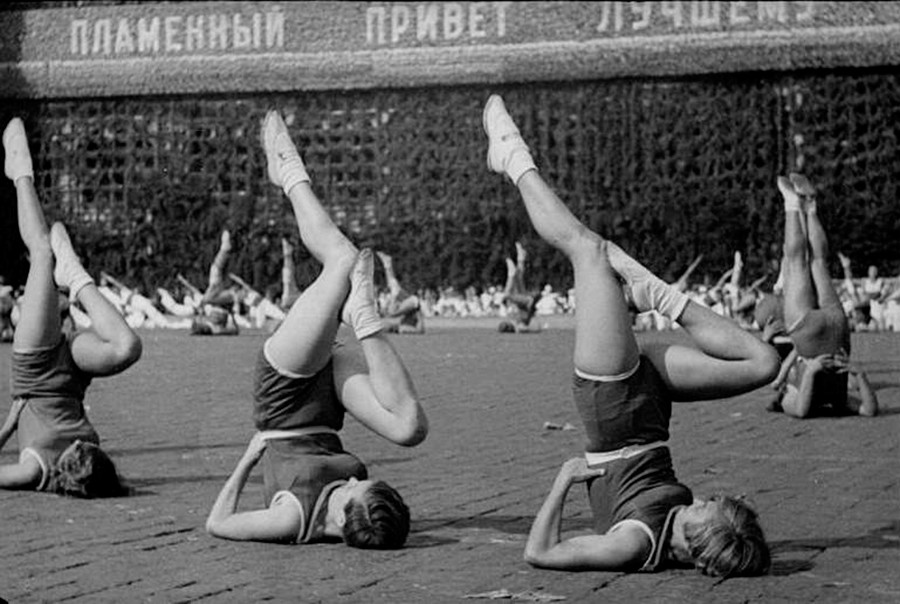 演技をする女性選手ら、1936年
