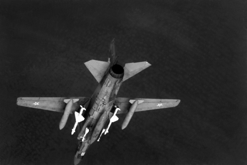 Vista aérea de la parte inferior de un avión MiG-23 armado con R-60MK en las estaciones del fuselaje