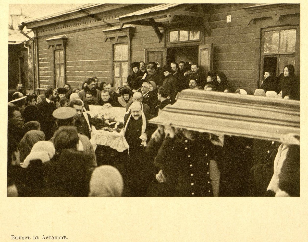 La salma di Tolstoj viene portata fuori dalla stazione di Astapovo. Ad attenderla, una folla di gente commossa; 1910