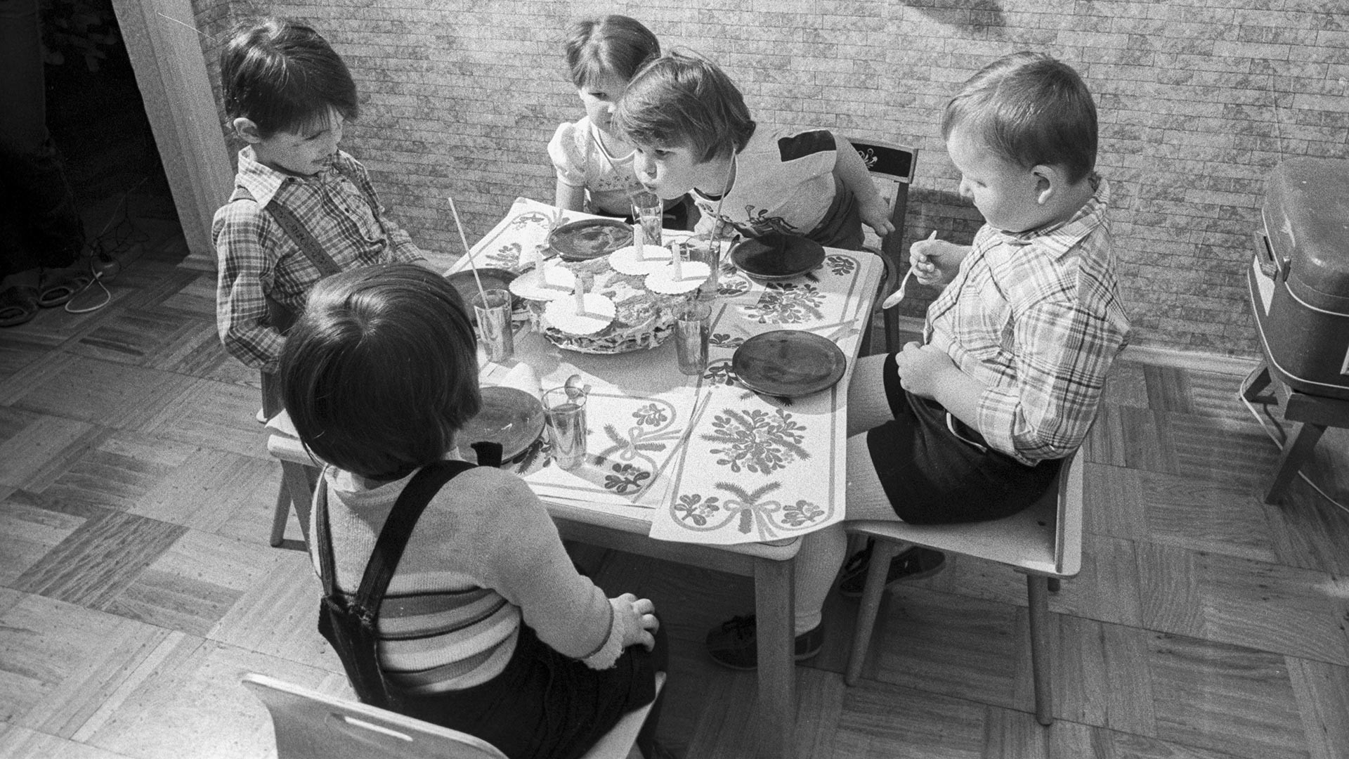 Pemandangan umum perayaan ulang tahun anak-anak di Uni Soviet.