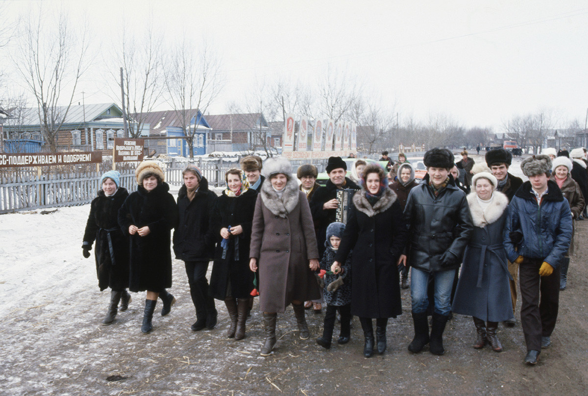 投票に行く労働者、ゴーリキー州、1984年3月4日