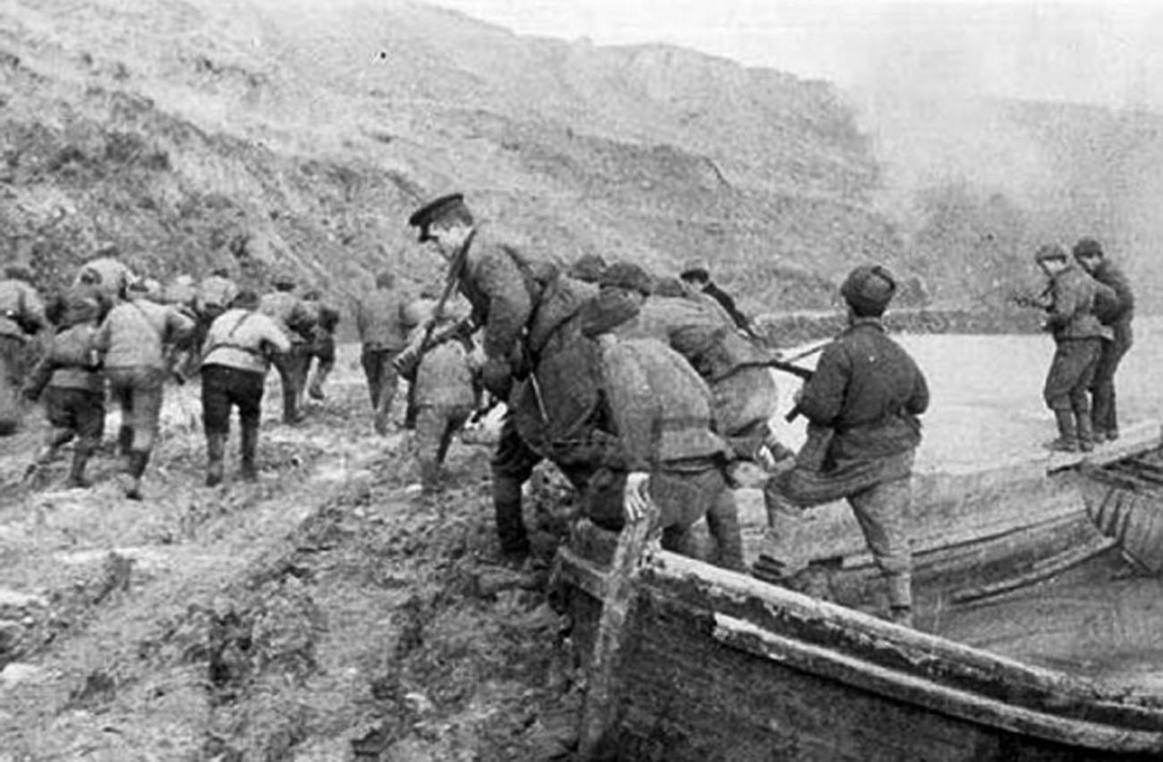 Штурмовики-десантники в бухте Керчи в ходе Керченско-Эльтигенской десантной операции в ноябре 1943 года.