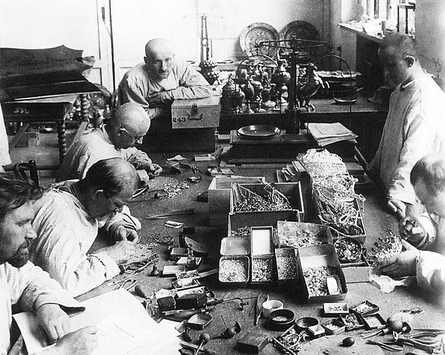 宝飾品から宝石を抜く作業、1923年