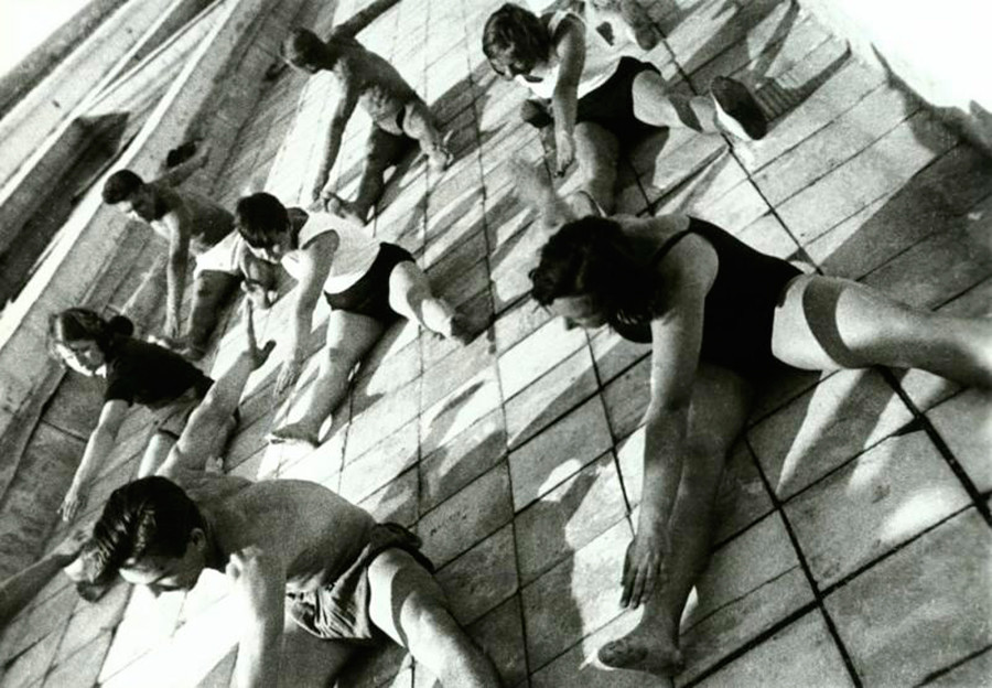 Étudiants faisant des exercices matinaux sur le toit de leur dortoir, 1932