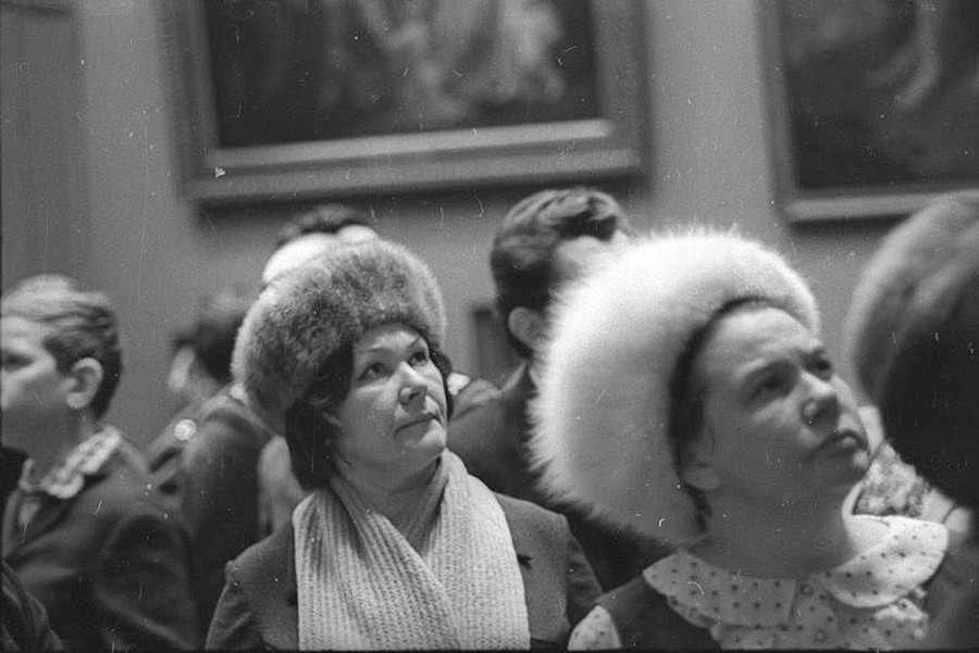 Посетители в Третьяковской галерее.