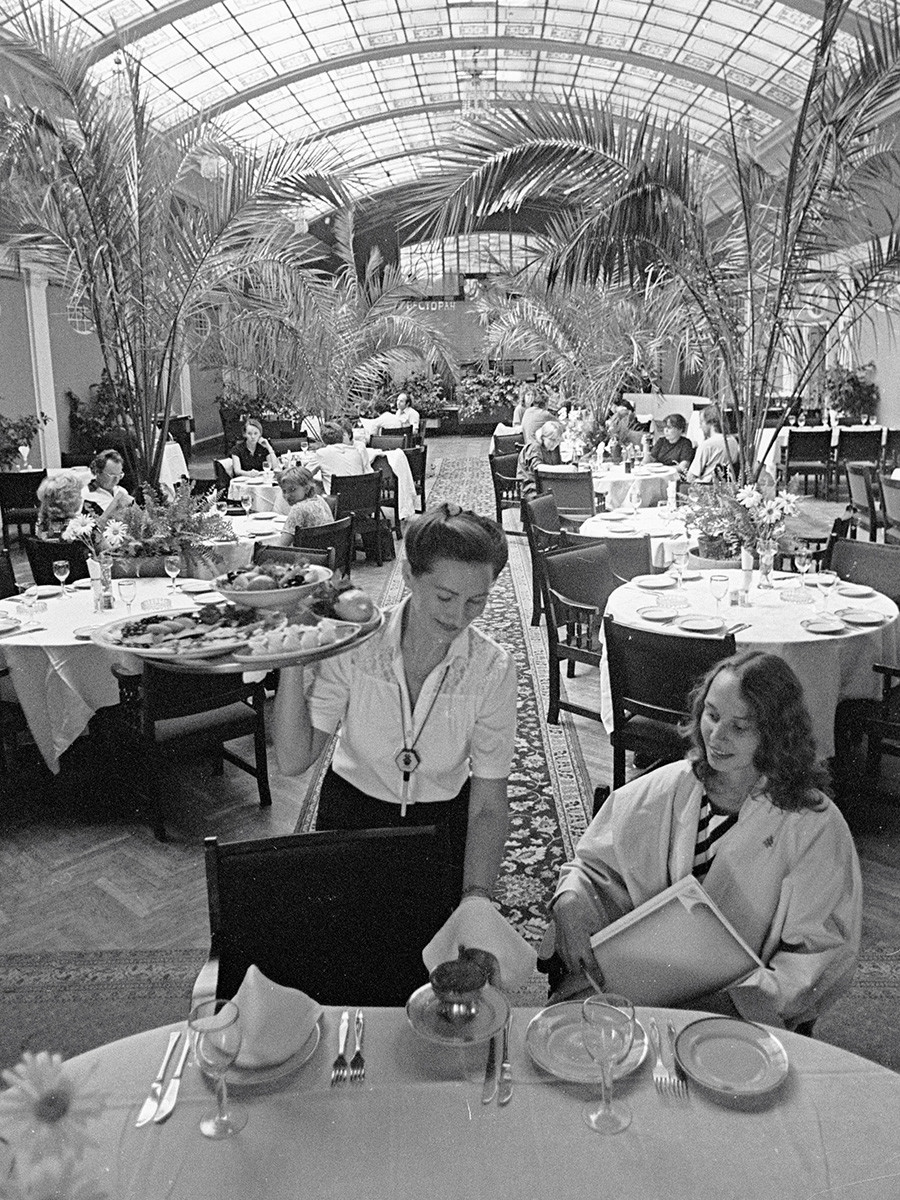 Летња башта ресторана „Крыша“ у хотелу „Европейская“ (данас Гранд Хотел „Европа“), 1985.