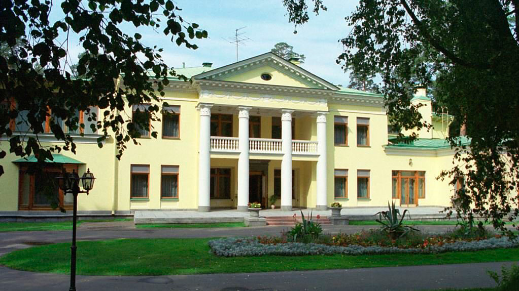 Residen Novo-Ogarevo milik negara di permukiman perdesaan Barvikhinskoye.