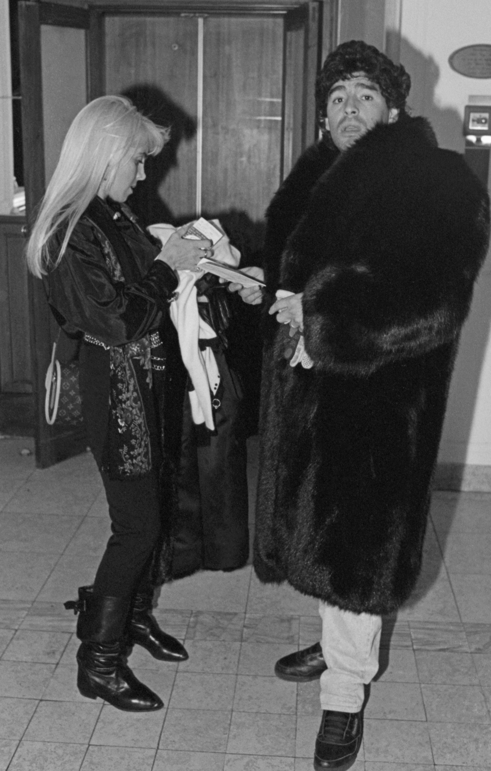 Diego Armando Maradona in pelliccia nella hall dell’Hotel Berlin di Mosca, con la moglie Claudia Villafañe
