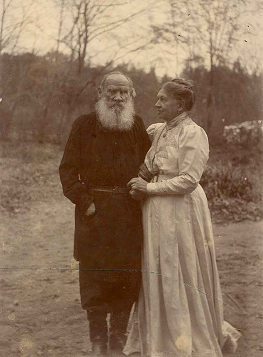 Lev Tolstói y su esposa Sofia fotografiados en el 48 º aniversario de su matrimonio

