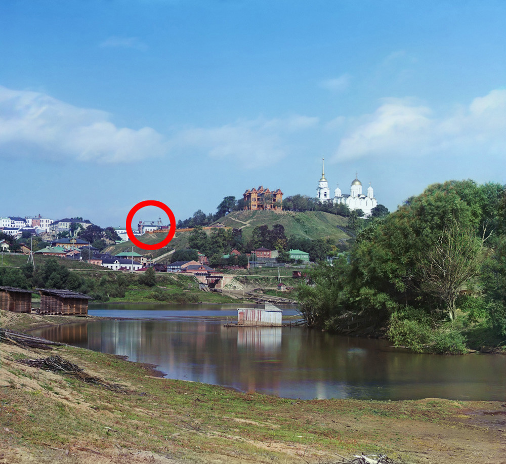 Panorama de Vladimir. Vue vers le nord depuis la rive droite de la rivière Kliazma. Centre gauche (en cercle) : bâtiment du conseil municipal en briques rouges (partiellement visible). En haut à droite : cathédrale de la Dormition