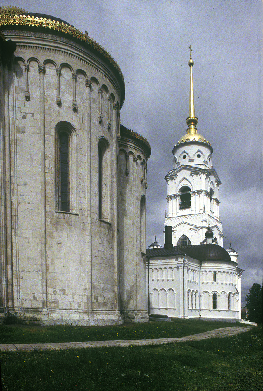 Cathédrale de la Dormition, abside, vue vers le nord-est. À droite : mur est de l'église de Saint-Georges