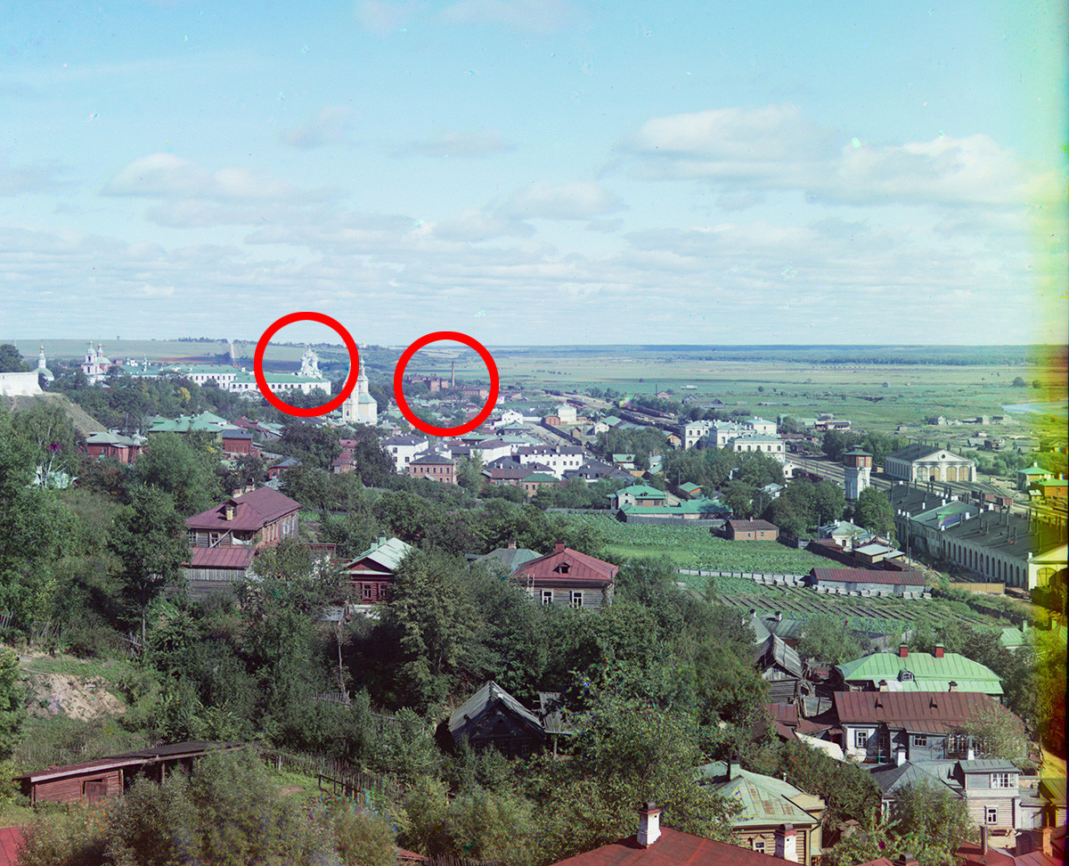 Panorama de Vladimir. Vue vers l'est sur la rive droite de la rivière Kliazma. En haut à gauche : cathédrale de la Dormition (partiellement masquée). Centre : église des femmes portant la myrrhe (démolie) et église de la Dormition (en cercle)