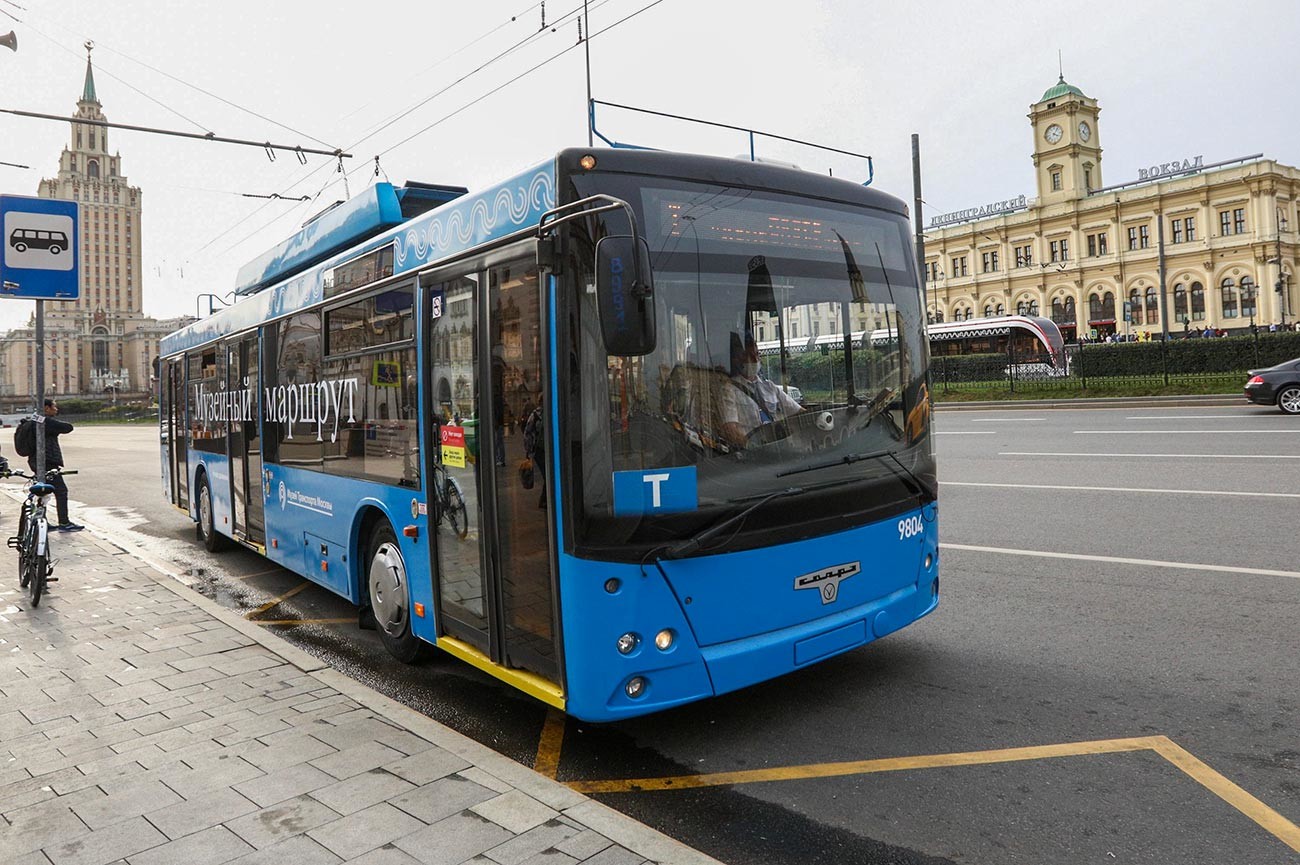 Un filobus per le strade del centro di Mosca