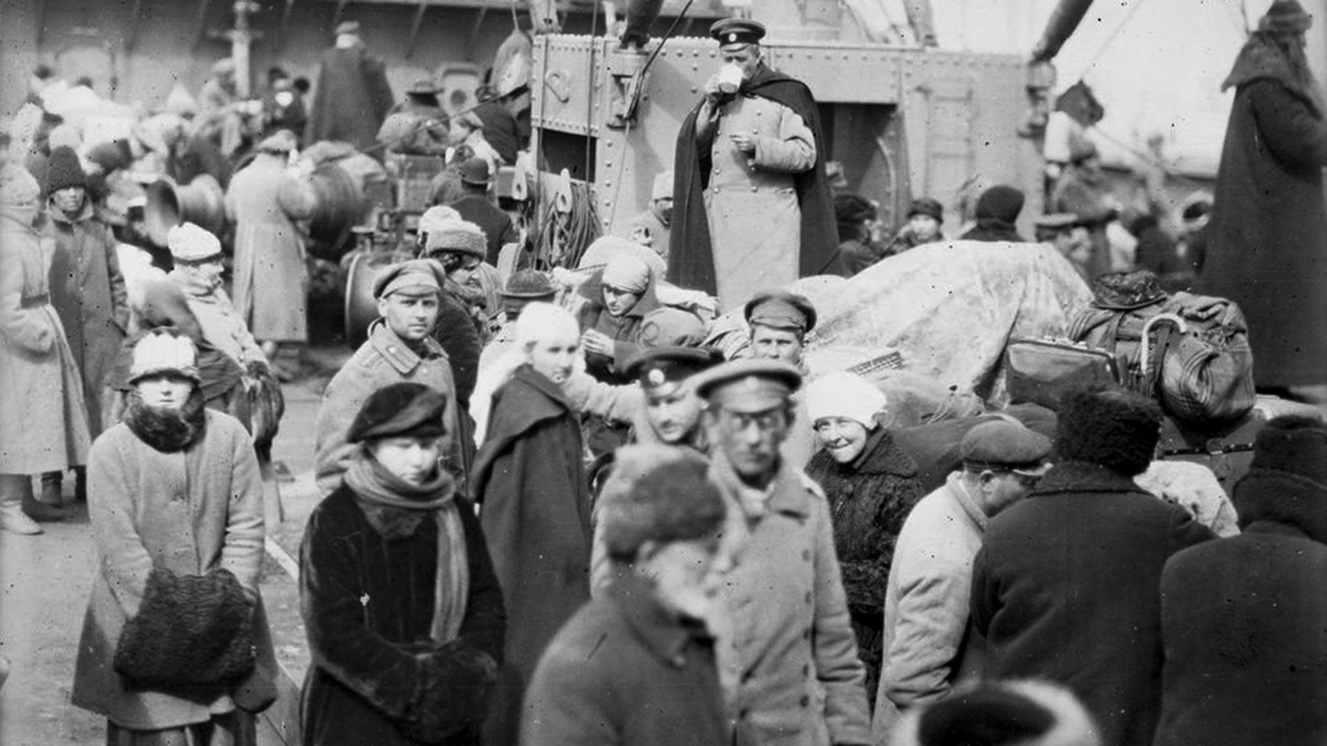 ノヴォロシイスクからロシア人亡命者を運ぶアメリカ赤十字の船「スティーマー・サンガモン」号