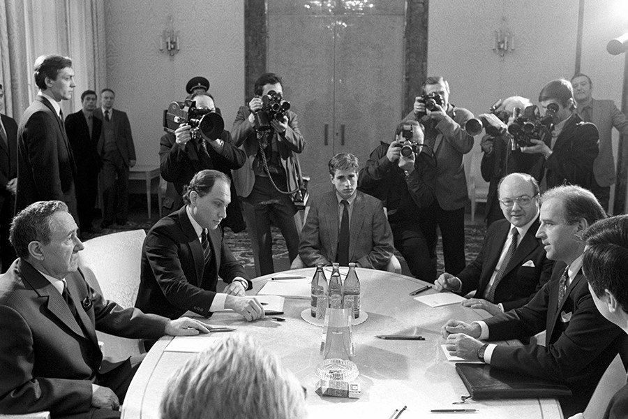 Il presidente del Soviet Supremo dell'URSS Andrej Gromyko (a sinistra) e il senatore statunitense Joe Biden (a destra) conducono i negoziati per la ratifica del Trattato INF. Victor Prokofiev accompagnava Andrej Gromyko. Mosca, URSS