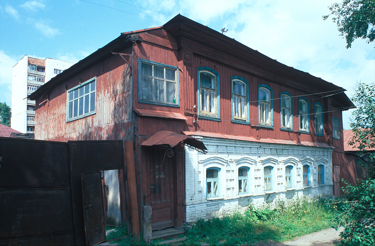 Merchants house (19th century), Zlatoust Street No. 29. July 16, 2003        