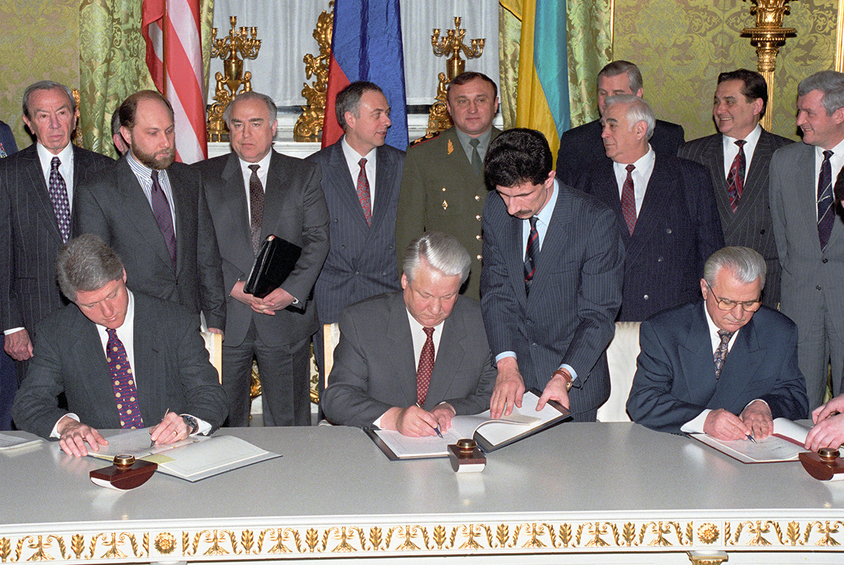 Bill Clinton, Boris Eltsine et le président ukrainien Leonid Kravtchouk. Prokofiev est ici aussi présent (deuxième en haut à gauche).