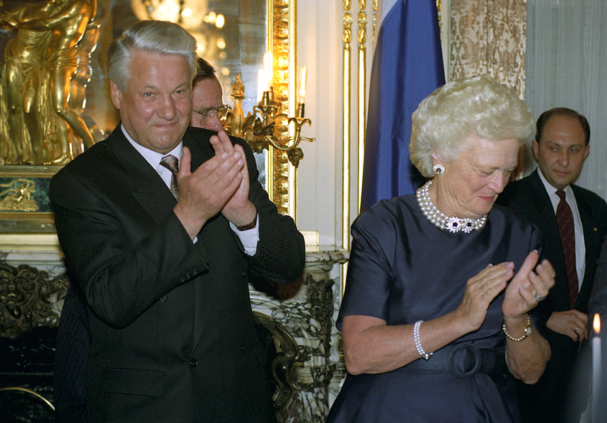 Boris Eltsine et Barbara Bush, à l'ambassade de Russie aux États-Unis en 1992