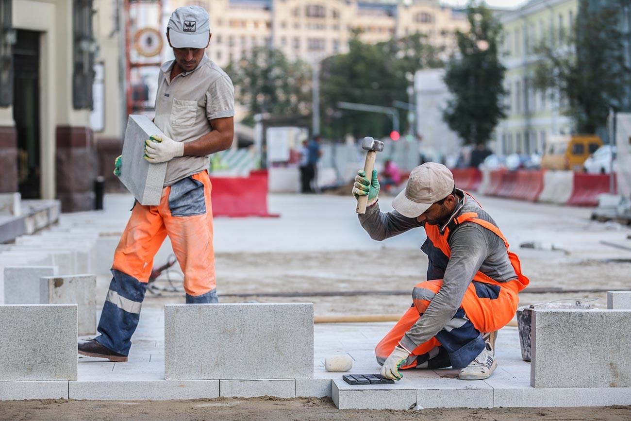 Работници, ангажирани с подобряването на улиците в центъра на Москва