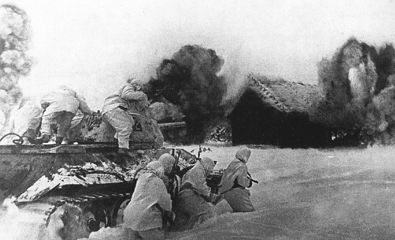 Советский десант при поддержке танка Т-34 атакует занятую противником деревню.