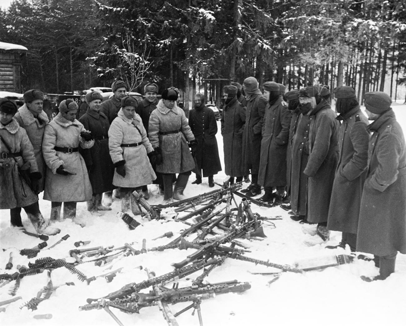 Немцы сдаются в плен в ходе контрнаступления Красной Армии.
