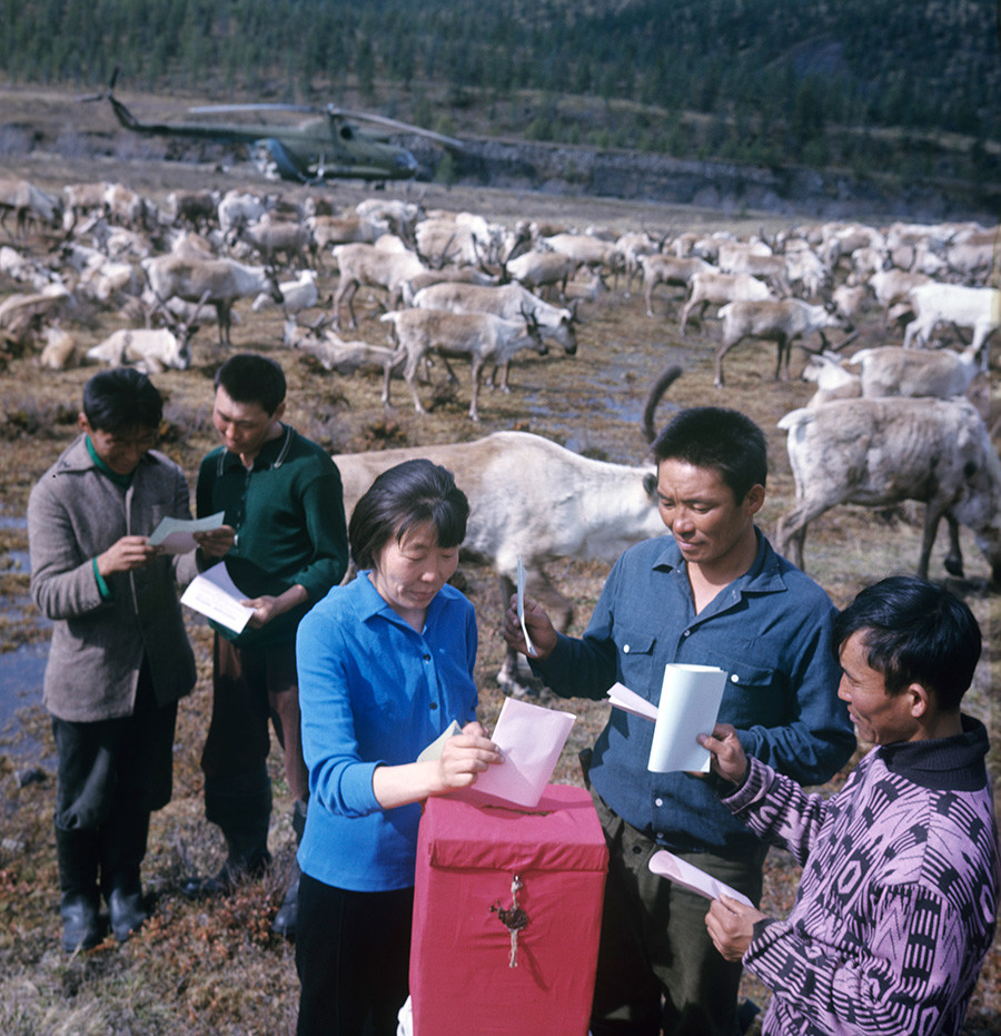 Elecciones al Soviet Supremo de la URSS en una granja estatal de cría de renos, 1975.