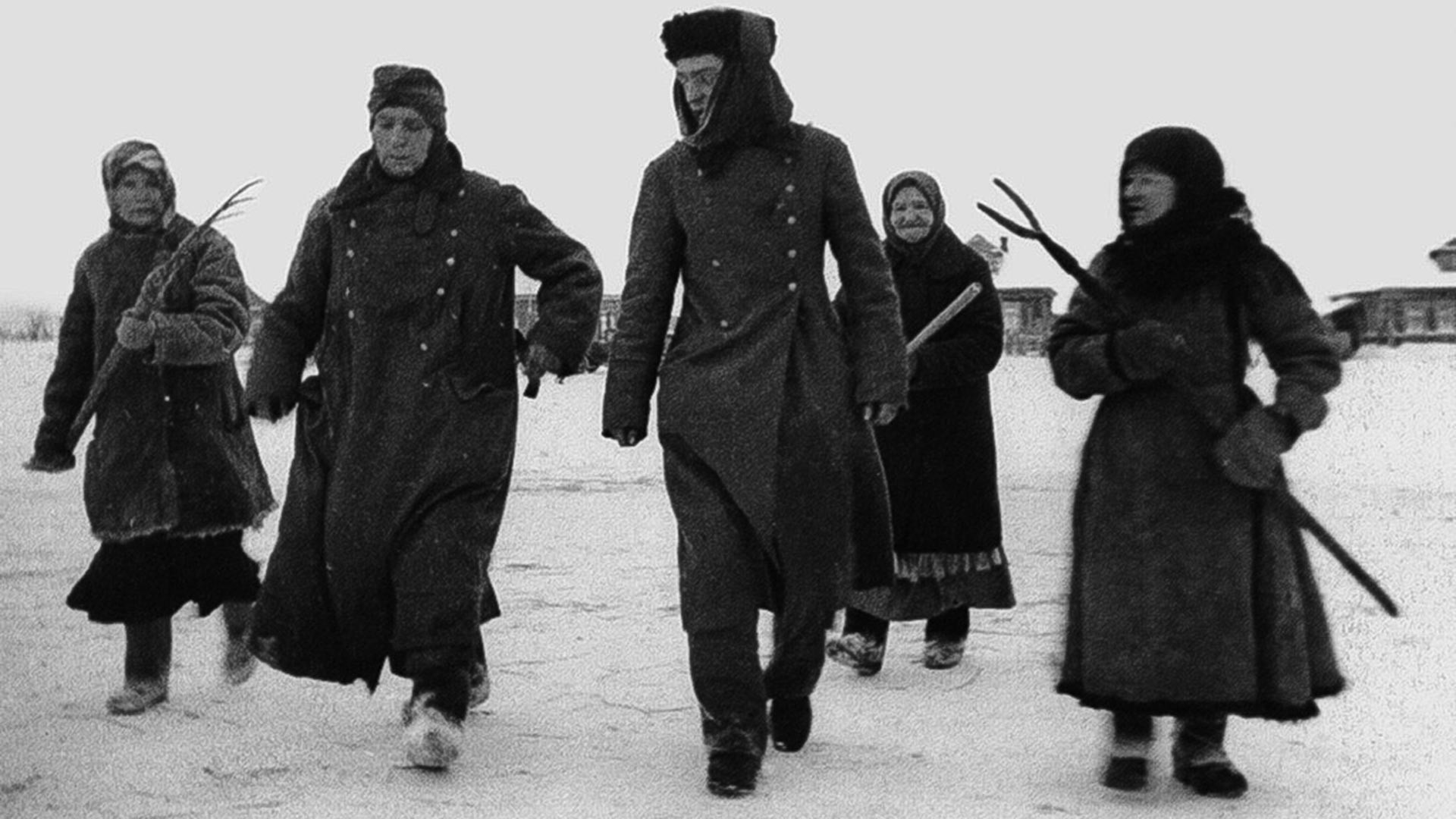 Moskovčanke z zajetima nemškima vojakoma pri Moskvi